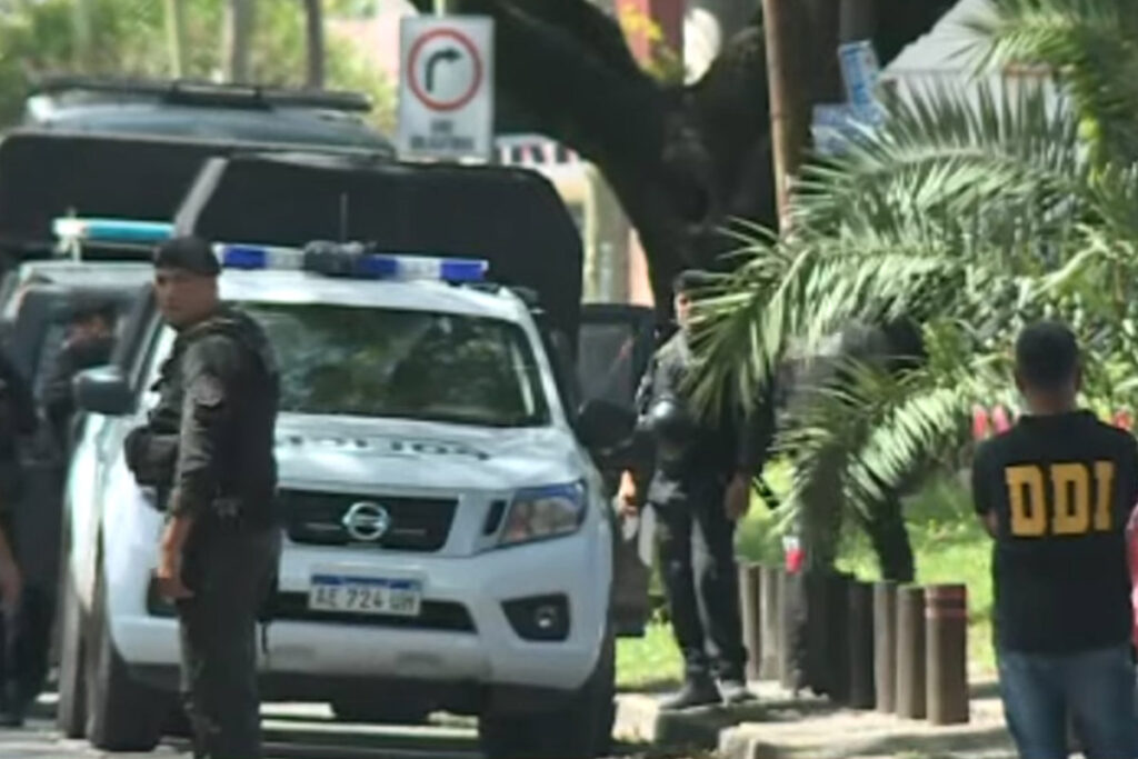 Toma de rehenes en Florencio Varela: un hombre armado con un cuchillo tiene cautivos a dos empleados judiciales
