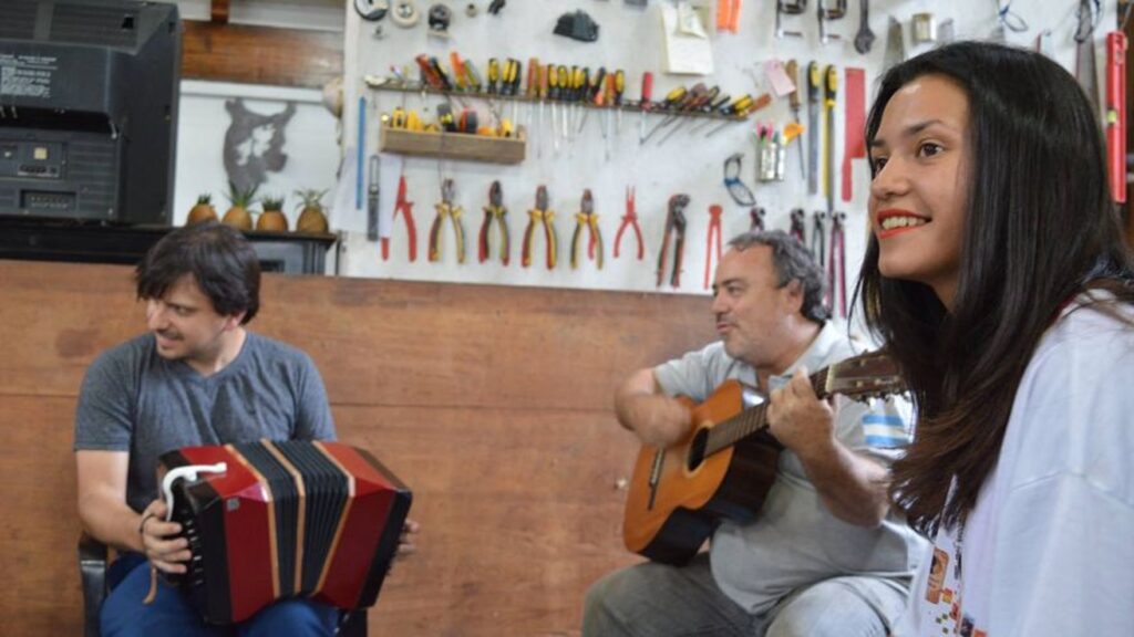 Música, historia y ferrocarril: los bandoneones creados en Lanús que llevan el barrio en cada melodía