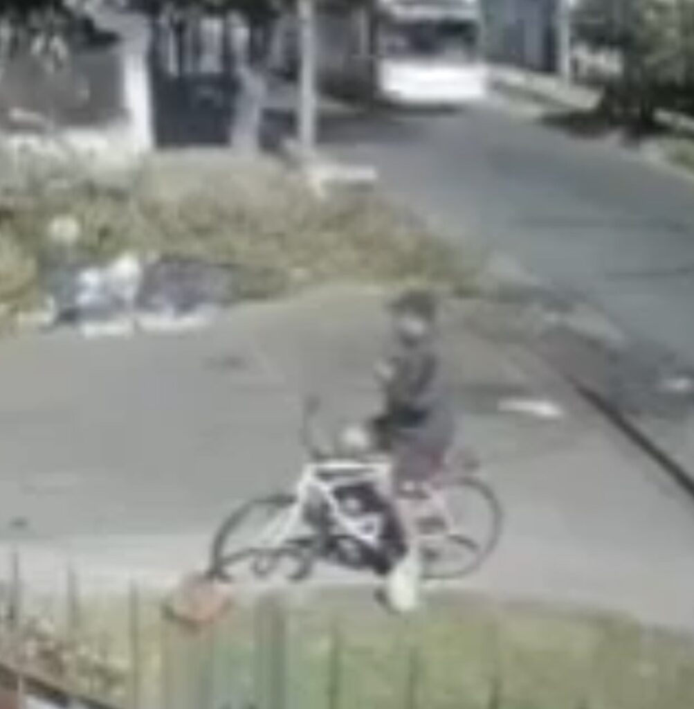 Berazategui: temor por un "sátiro de la bicicleta" que acumula denuncias por abusos en plena calle