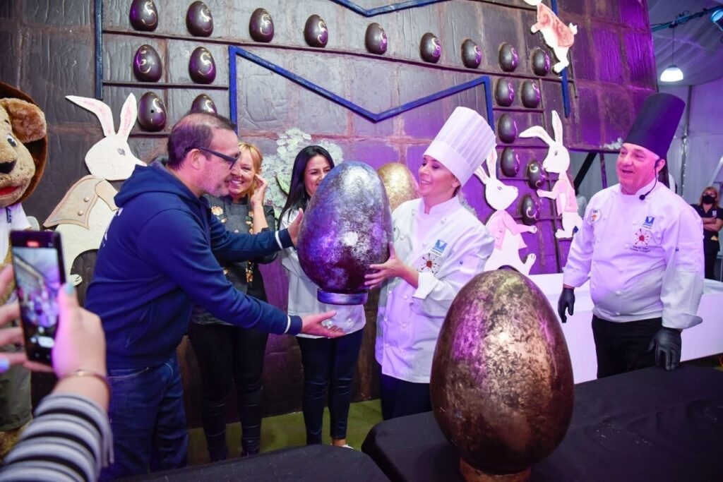 Pascuas inolvidables en Malvinas Argentinas: crearon la tableta de chocolate más grande del mundo