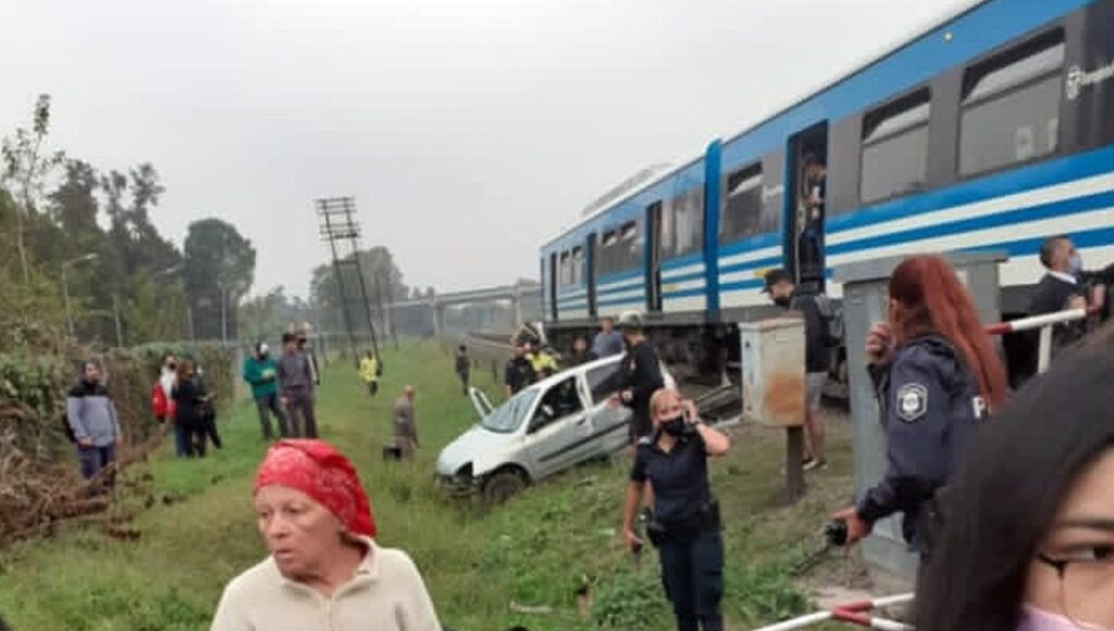 Merlo: una familia se salvó de milagro tras ser impactada violentamente por el tren Sarmiento