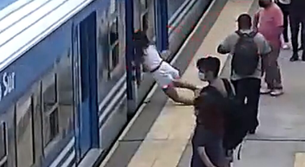 Milagro en Morón: una mujer se arrojó debajo del tren y sobrevivió
