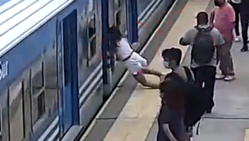 Impactante video en González Catán: se desvaneció, cayó debajo del tren y se salvó de milagro