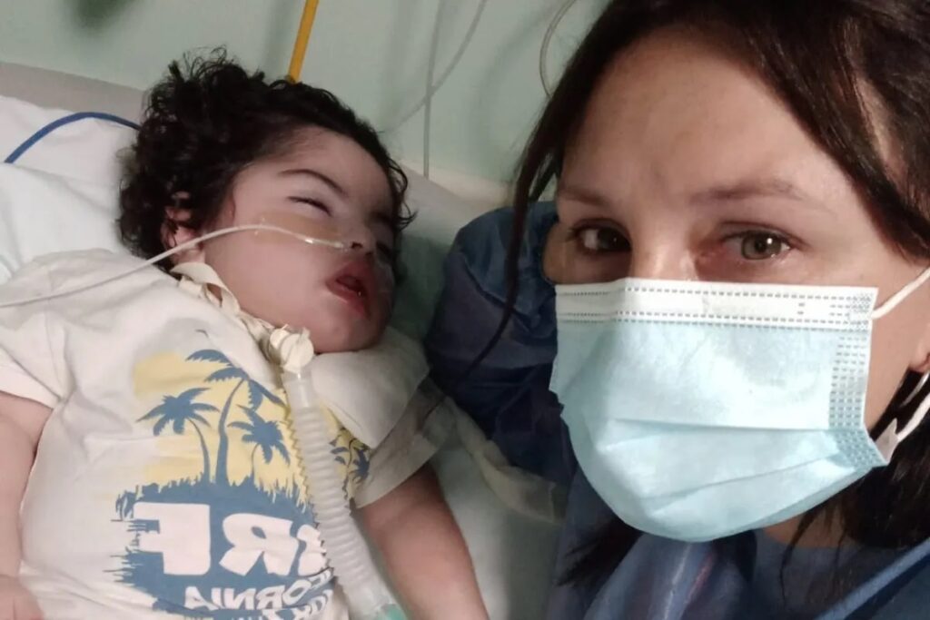 La historia del bebé de Monte Grande que estuvo muerto por 25 minutos y ahora lucha por su vida mientras los vecinos ayudan a su familia