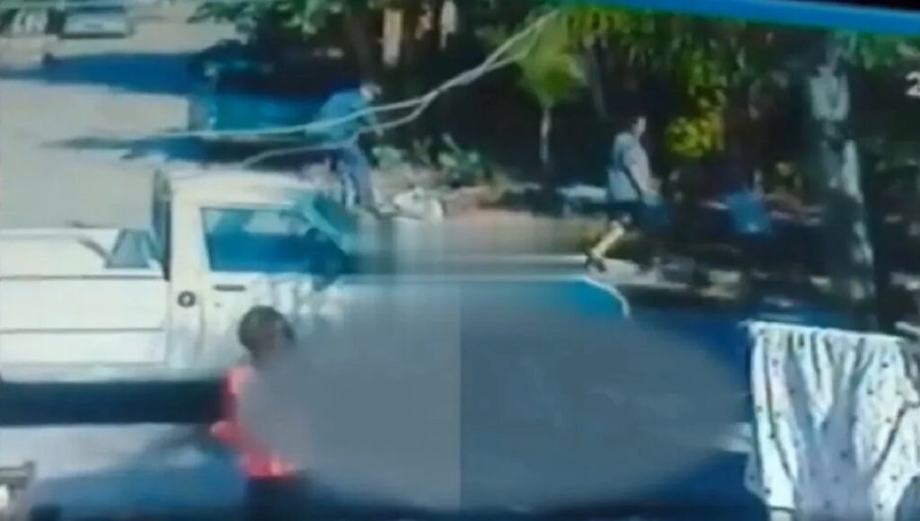 Terrible video en Villa Luzuriaga: un nene se soltó de la mano de su mamá, cruzó la calle y murió atropellado