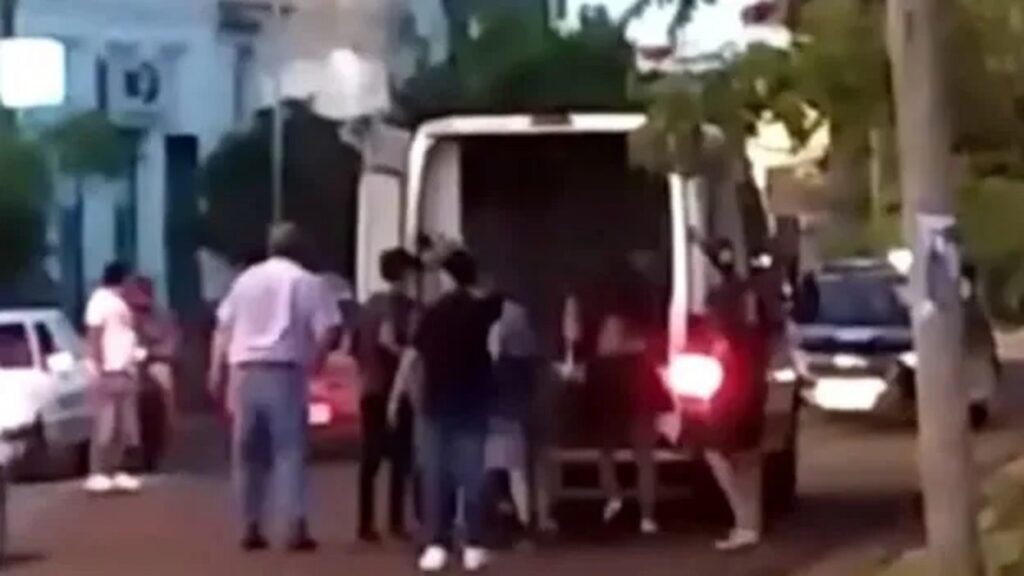 Terrible video en Villa Luzuriaga: un nene se soltó de la mano de su mamá, cruzó la calle y murió atropellado