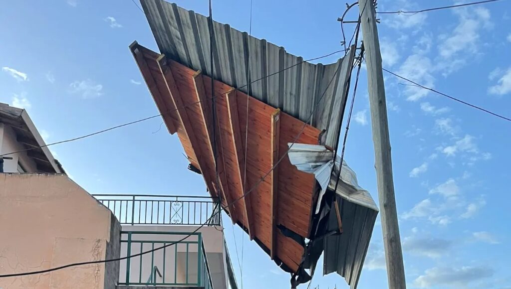 El temporal y una insólita postal en Villa Madero: voló un techo y quedó colgado en los cables de luz