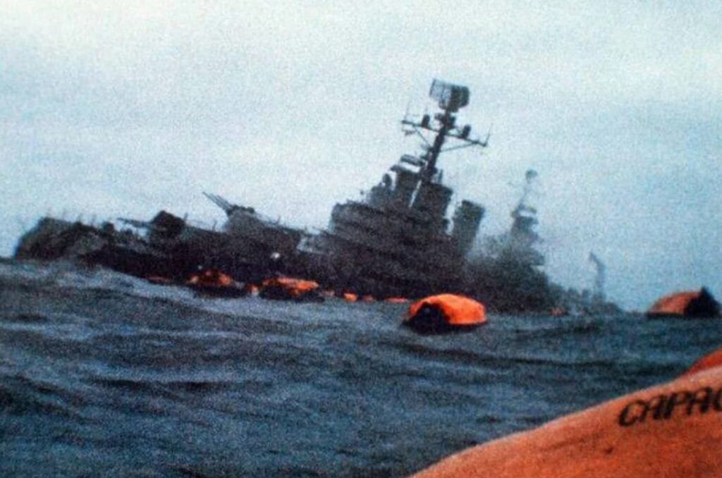 La historia detrás de la icónica foto del hundimiento del crucero General Belgrano: la decisión de un capitán y un milagroso reencuentro