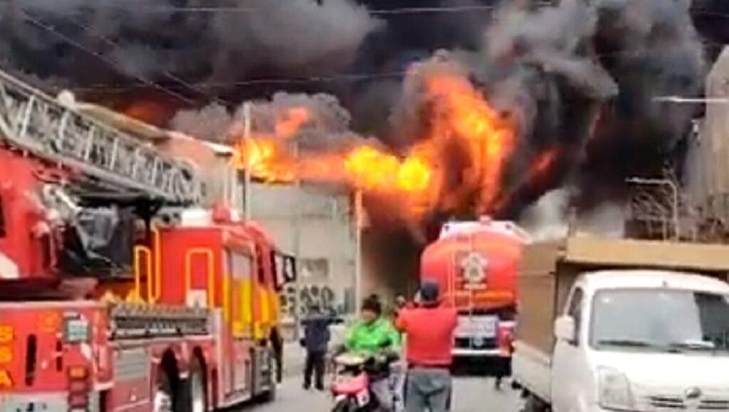 Voraz incendio en Avellaneda: la enorme columna de humo llega hasta el centro de la Capital Federal