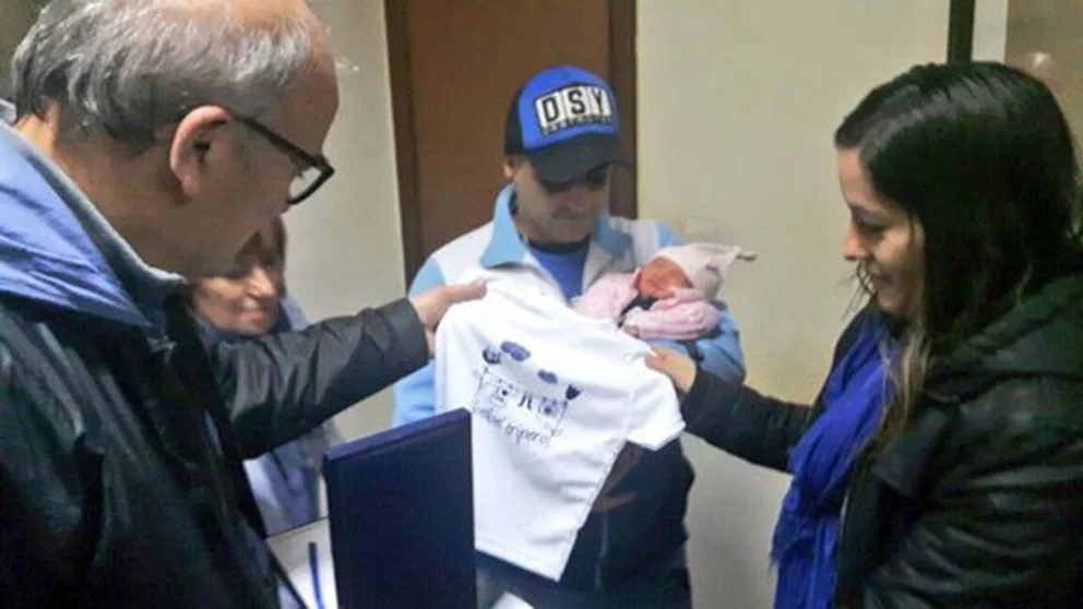 Un ex futbolista e hincha fanático le puso el nombre de un club de ascenso a su hija: es la primera bebé del país que lo lleva