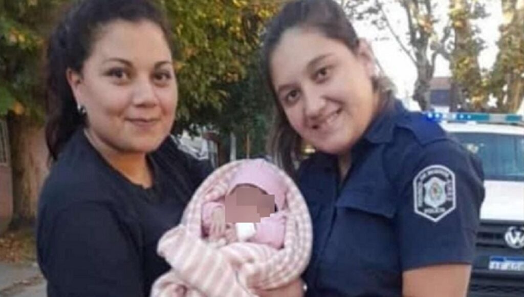 Dos policías rescataron a una bebé de 5 días abandonada en Quilmes: su emotivo relato y el nombre que le pusieron