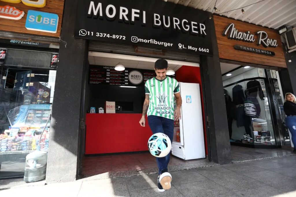 El ex futbolista de Laferrere que jugó en Europa, se retiró por las lesiones y logró reinventarse: hoy triunfa con la venta de hamburguesas