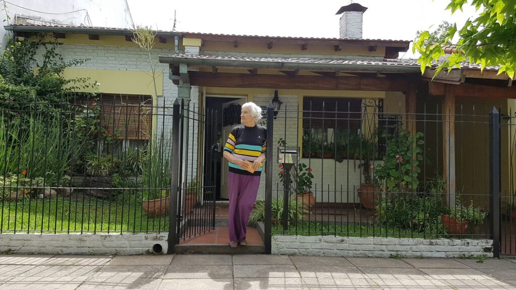 Una vida marcada por la vocación de servicio: la historia de Dorita, la vecina de Castelar que cumplió 100 años