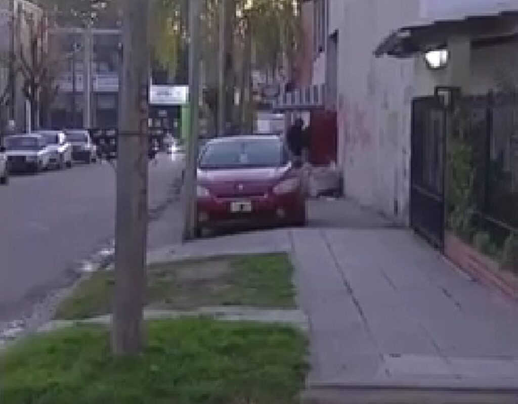 Video: el momento en que un policía mató a dos motochorros que quisieron asaltarlo en Merlo