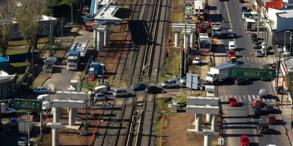 Instalan nuevos puentes vehiculares sobre las vías del tren Sarmiento en el límite entre Merlo e Ituzaingó: cuándo estarán habilitados