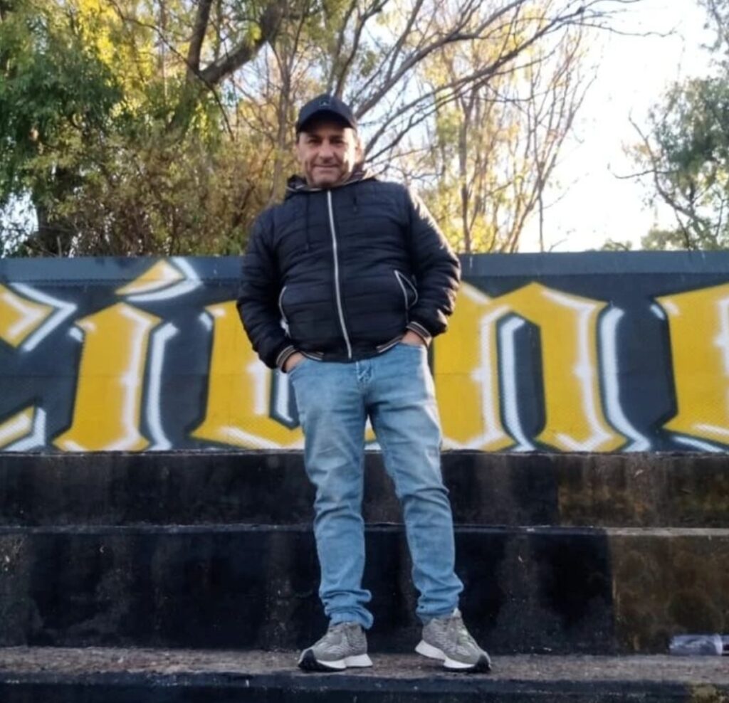 Vivió en un bar, fue taxista y ama el billar: la vida de película de Gustavo Coleoni, el DT que quiere salvar a San Miguel