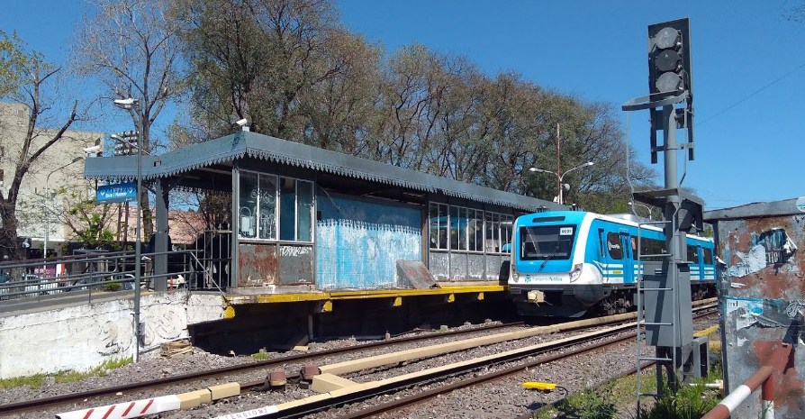 El tren Sarmiento que conecta Once y Bragado sumará una parada en el oeste del Conurbano: las frecuencias del recorrido y el costo del boleto