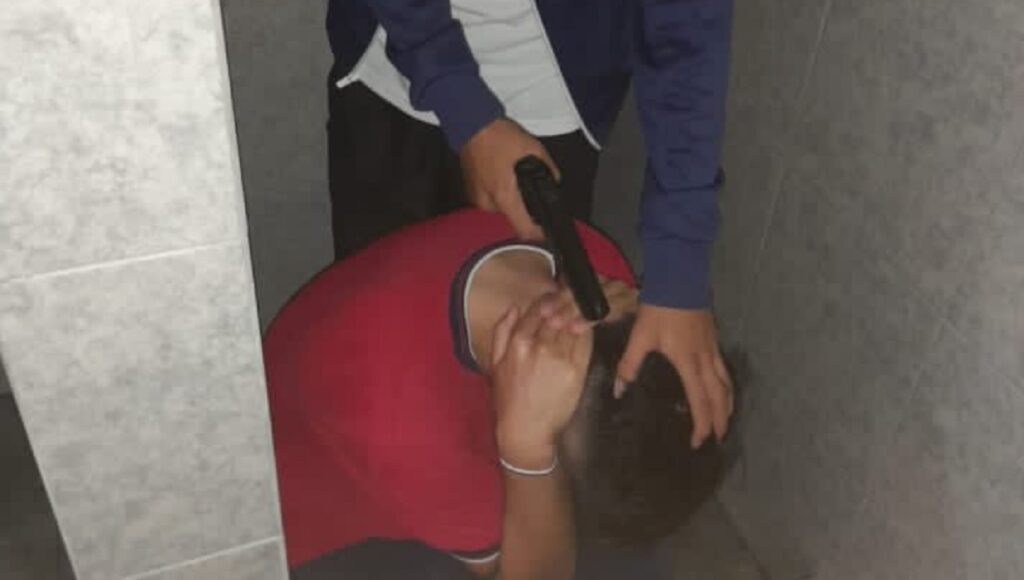 Alarmantes imágenes en Florencio Varela: un alumno de 16 años simuló un fusilamiento con un arma de juguete en un colegio