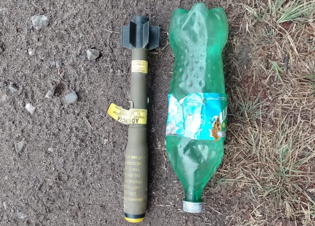 Misterioso hallazgo en Ezeiza: encontraron bolsas con 46 granadas y más de 70 cohetes en el camino de acceso a un camping