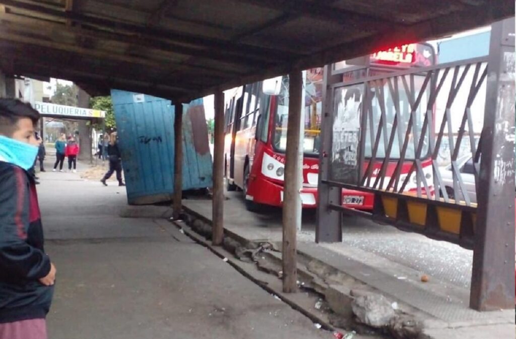 Un colectivo de la línea 178 chocó en Quilmes tras un salvaje ataque al chofer: se inició un paro y no circulan unidades