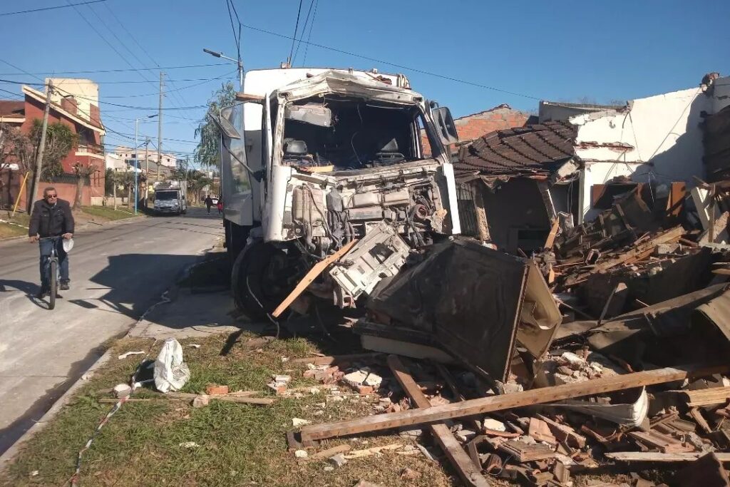 Escobar: conducía borracho un camión de residuos, se estrelló contra una casa y la derrumbó