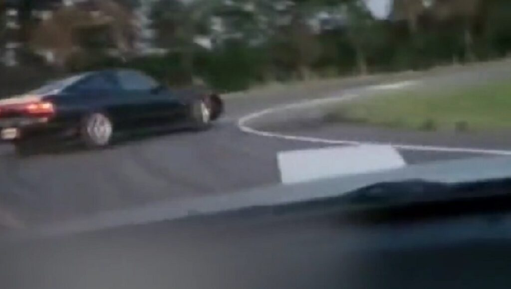 Suspendieron a un conductor de Vicente López por hacer trompos y correr picadas en una autopista: el video de sus peligrosas maniobras