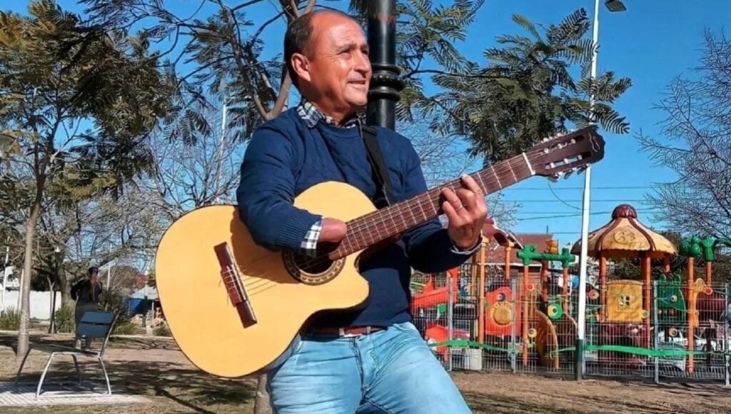 La emotiva historia de superación de un vecino de El Jagüel que nació sin una mano y hoy brilla como guitarrista