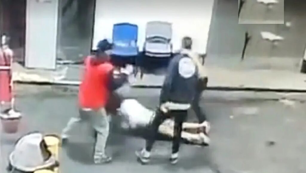 Estremecedor video en José C. Paz: un hombre fue asesinado a golpes por una patota en una estación de servicio