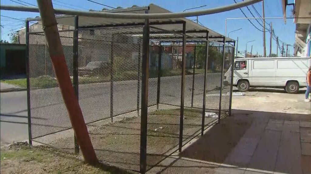 Lanús: una vecina se cansó de que le robaran el auto y construyó una jaula en la vereda para guardarlo