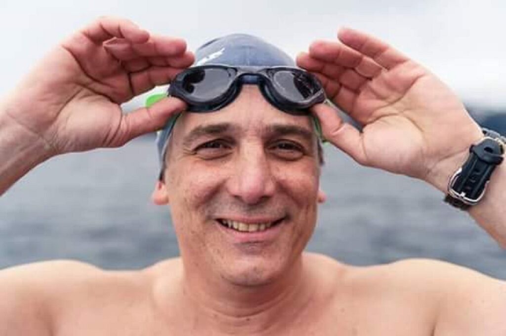 Los secretos del guardavida de Quilmes que se mudó a Usuhaia e instaló un nuevo deporte: nadar "en cuero" en aguas heladas