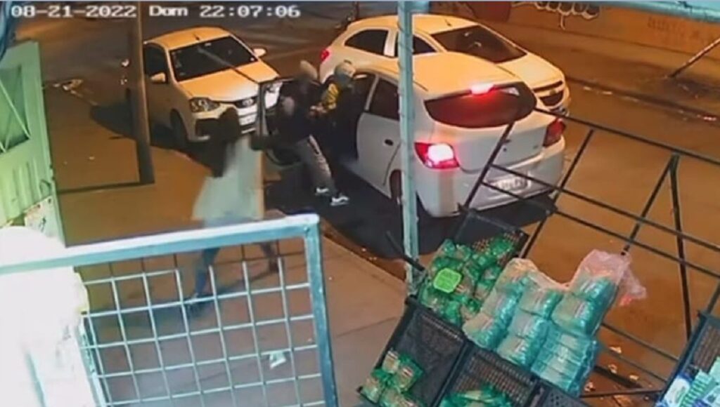 Violenta secuencia en San Justo: una mujer se enfrentó a escobazos a delincuentes para rescatar a su hija durante un robo