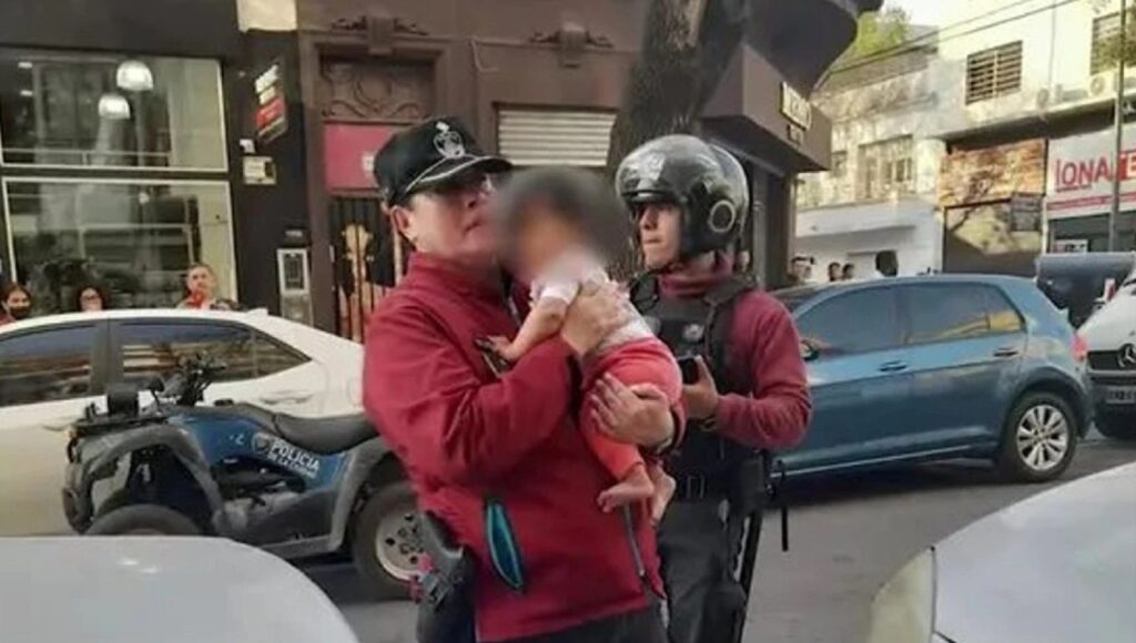 Rescataron a una bebé de 6 meses en el barrio de Flores: sus padres la dejaron encerrada en el auto para ir a hacer compras