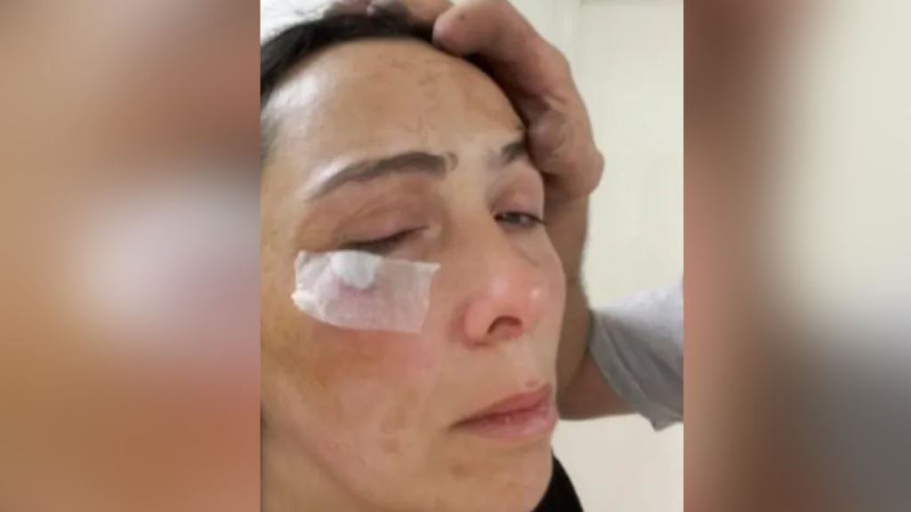 Escalofriante video en Monte Grande: un hombre atacó con un ladrillo a su ex pareja delante de sus hijos en plena calle