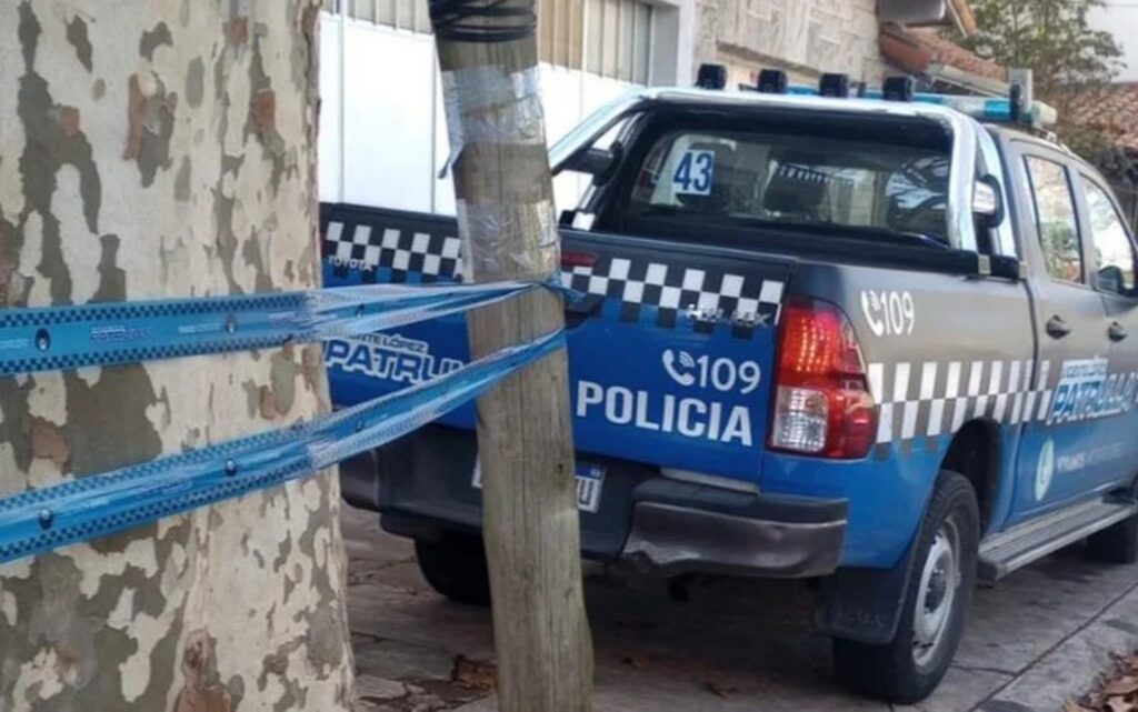Misterio y conmoción en Vicente López: hallaron a una pareja muerta dentro de un auto en el garaje de su casa