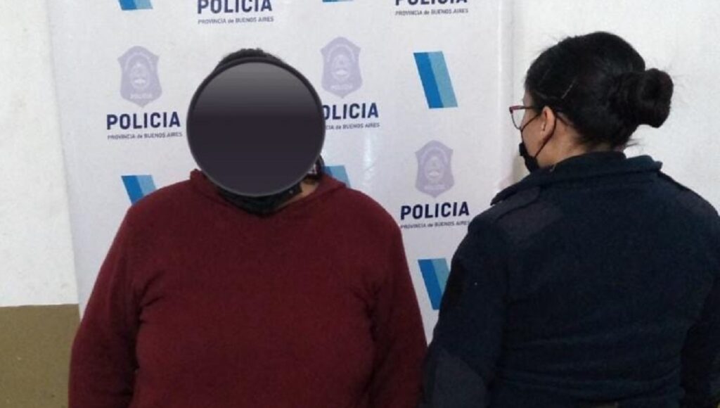 Insólita secuencia en una comisaría de Quilmes Oeste: le llevó "fideos locos" a su hijo preso y terminó detenida