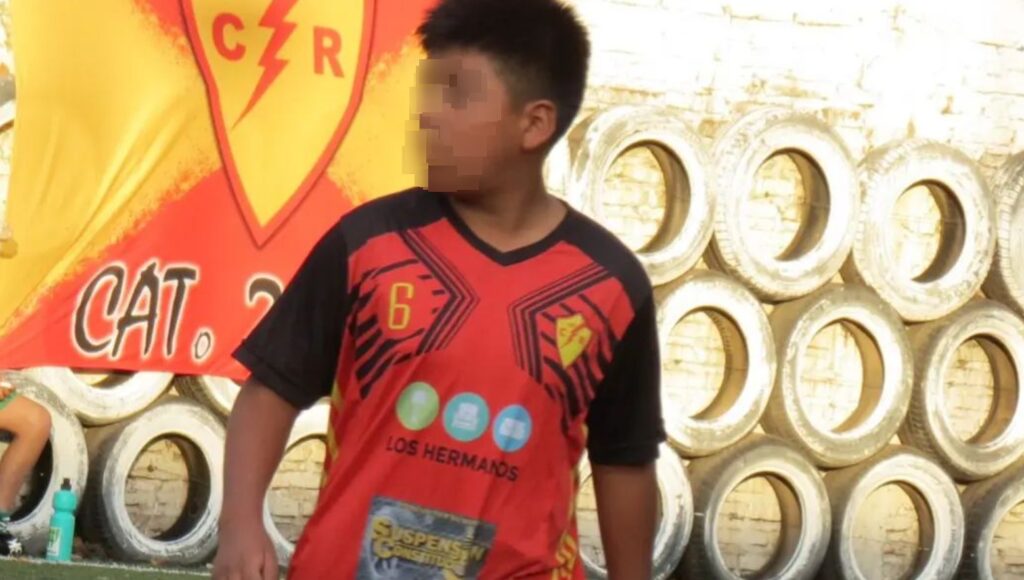 Conmoción en un club de fútbol infantil de Merlo: un nene de 11 años se colgó del travesaño de un arco y murió aplastado