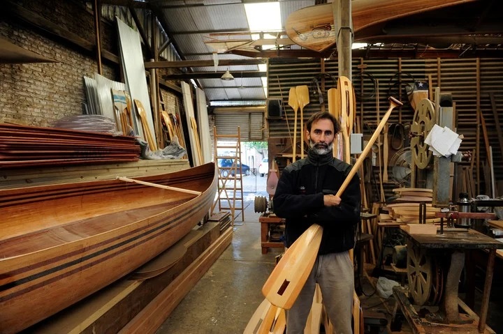 La inédita travesía que pretende hacer un carpintero de Tigre que construye la canoa más grande del país y su búsqueda por salvar el oficio