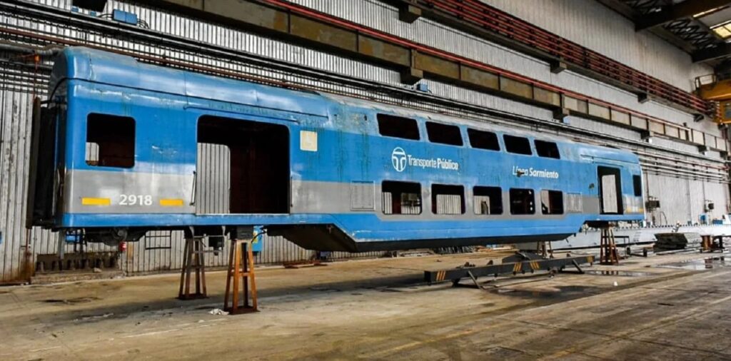 Planean reinsertar coches de dos pisos a los trenes del AMBA: qué novedades tendrán los renovados vagones