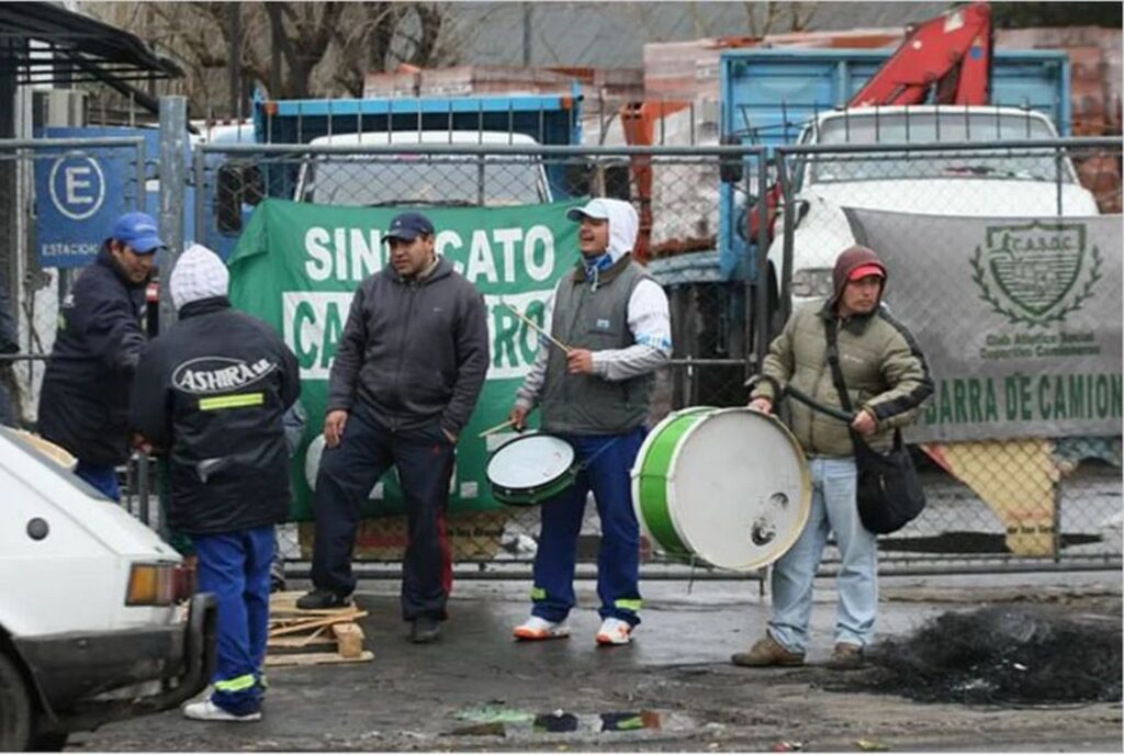 Patota sindical de Camioneros entró por la fuerza a una empresa de Avellaneda: agredió al dueño e hirió a 7 empleados
