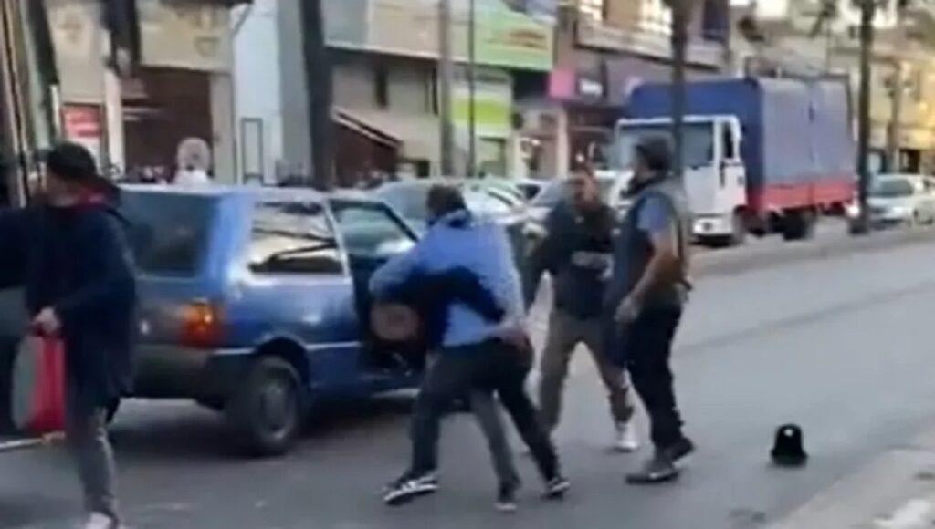 Violenta pelea callejera en Don Torcuato: un colectivero se enfrentó a dos automovilistas tras una discusión de tránsito