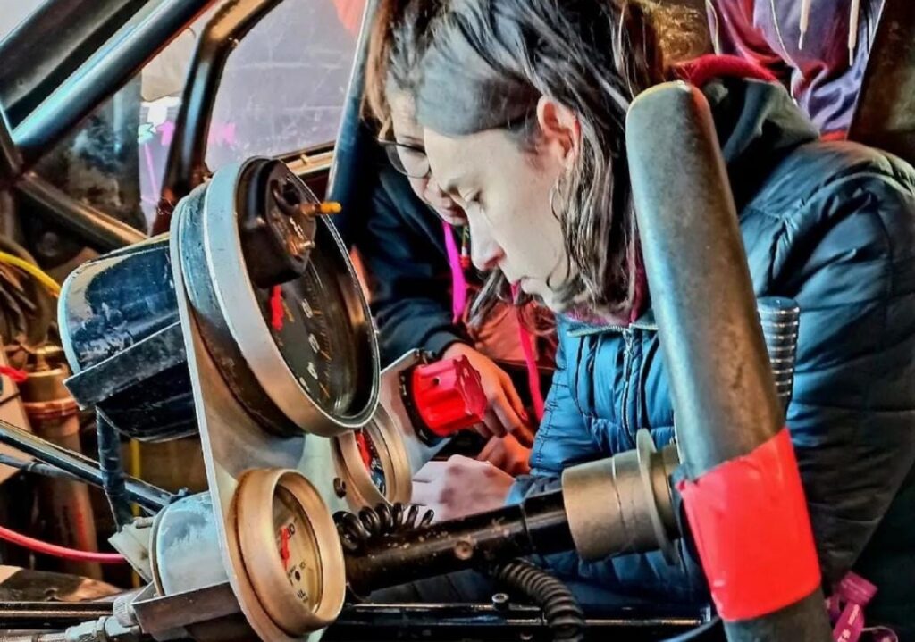 En un taller de Quilmes hacen historia: las jóvenes mecánicas que formaron la primer escudería femenina del automovilismo nacional