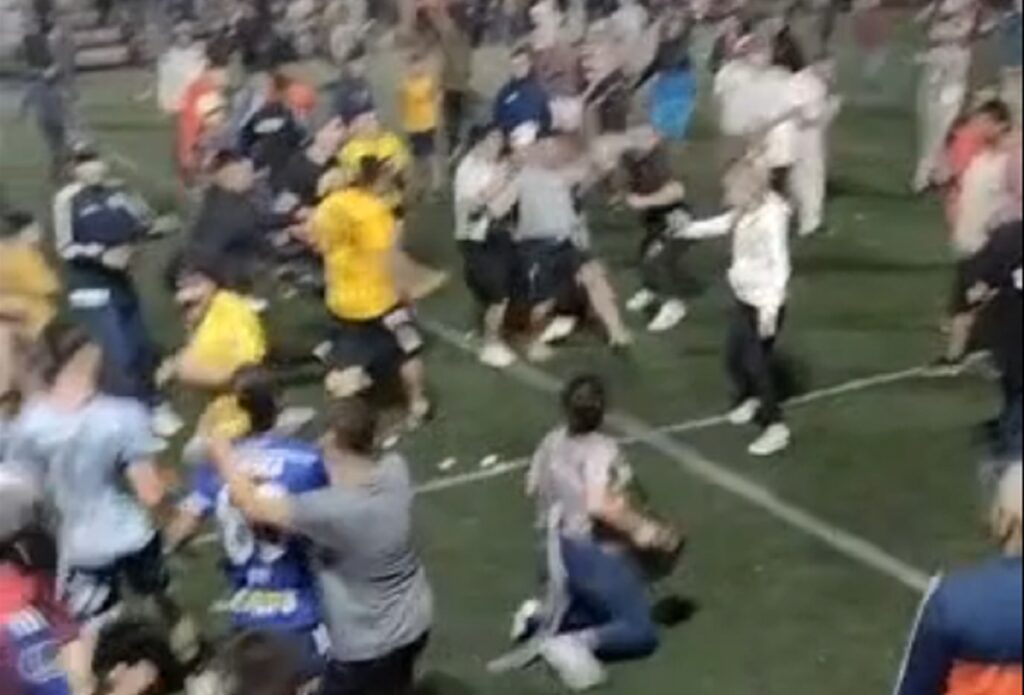 Video: un partido de fútbol femenino terminó en una batalla campal en Avellaneda
