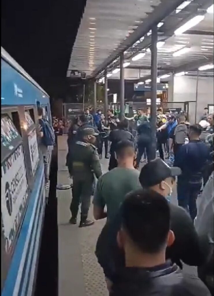 Video: el conflicto que desató una batalla campal en el tren Sarmiento con golpes, puñaladas y hasta policías heridos