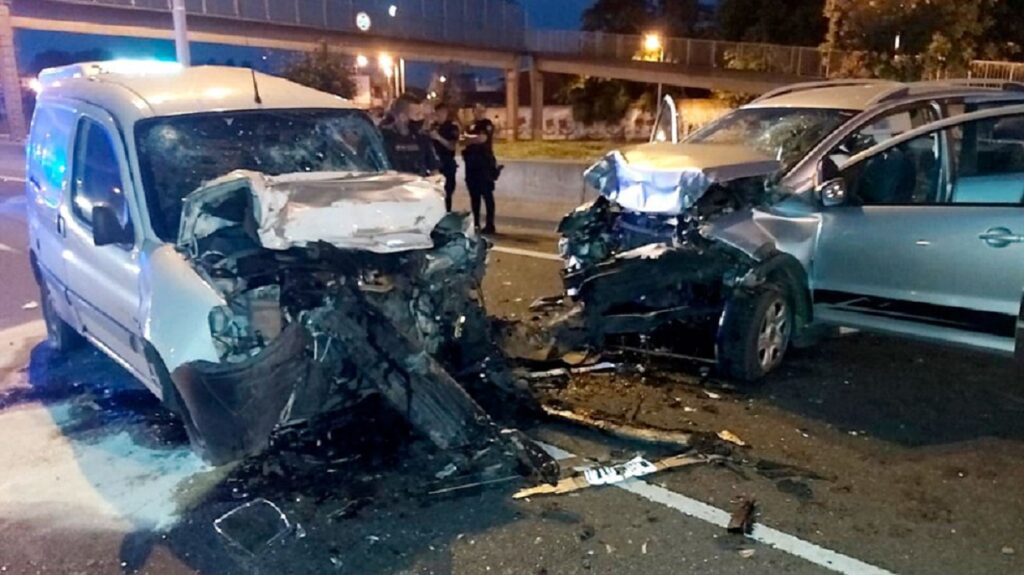 Un auto en contramano provocó un desastre en el Acceso Oeste: chocó de frente, murió y dejó dos personas heridas