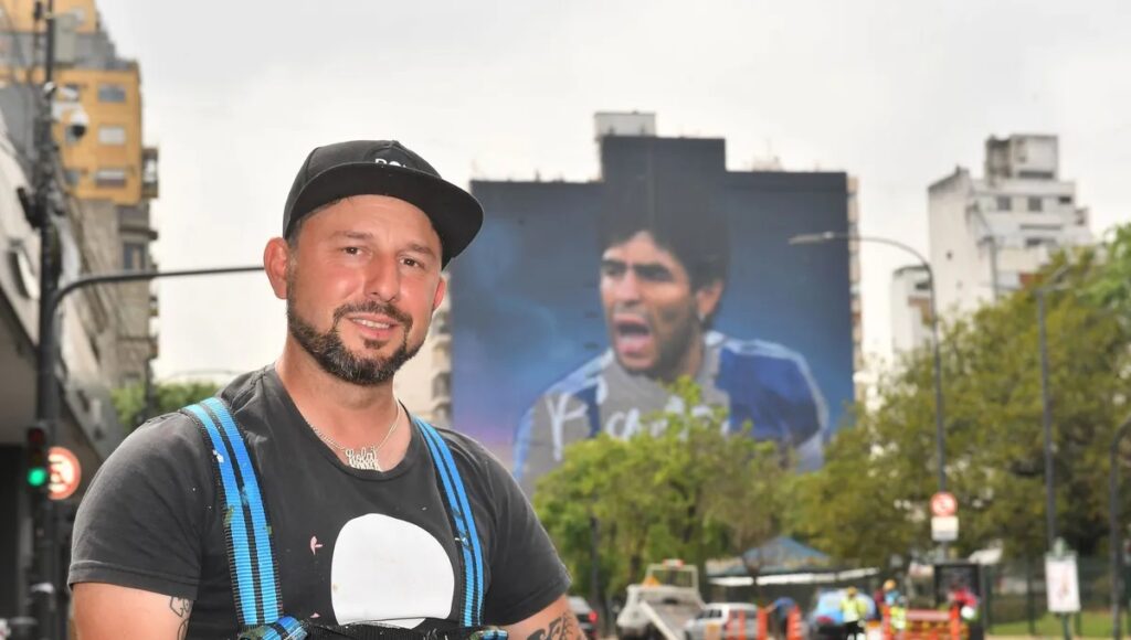 Un popular artista de Tres de Febrero pinta el mural de Diego Maradona más grande del mundo: cómo es la obra y cuándo se inaugura