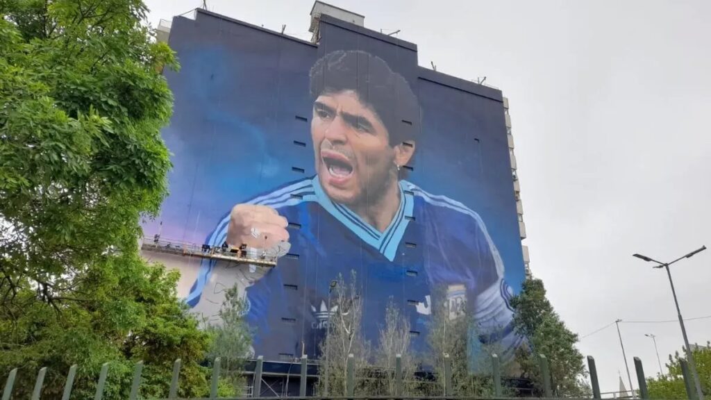 Un popular artista de Tres de Febrero pinta el mural de Diego Maradona más grande del mundo: cómo es la obra y cuándo se inaugura