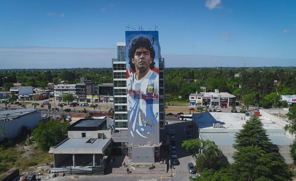 Quién es Maximiliano Bagnasco, el artista elegido por Claudia Villafañe para pintar el mural más alto del mundo de Diego Maradona