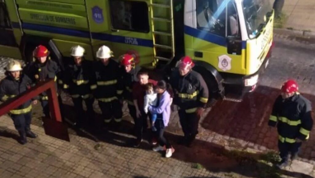 Dramático rescate en La Plata: los bomberos debieron salvar a un nene de 2 años que dejaron encerrado en un jardín de infantes