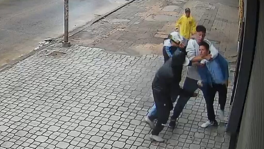 El video del brutal ataque de una patota a un joven para robarle la billetera en Laferrere: uno de los ladrones tiene 9 años