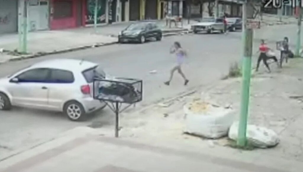 Estremecedor video en Laferrere: un conductor atropelló a un grupo de amigos, mató a una adolescente, quiso escapar y casi lo linchan